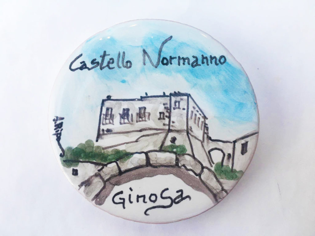 Tra i nostri Souvenirs potrai trovare la bellissima calamita raffigurante uno dei simboli della storia di Ginosa 