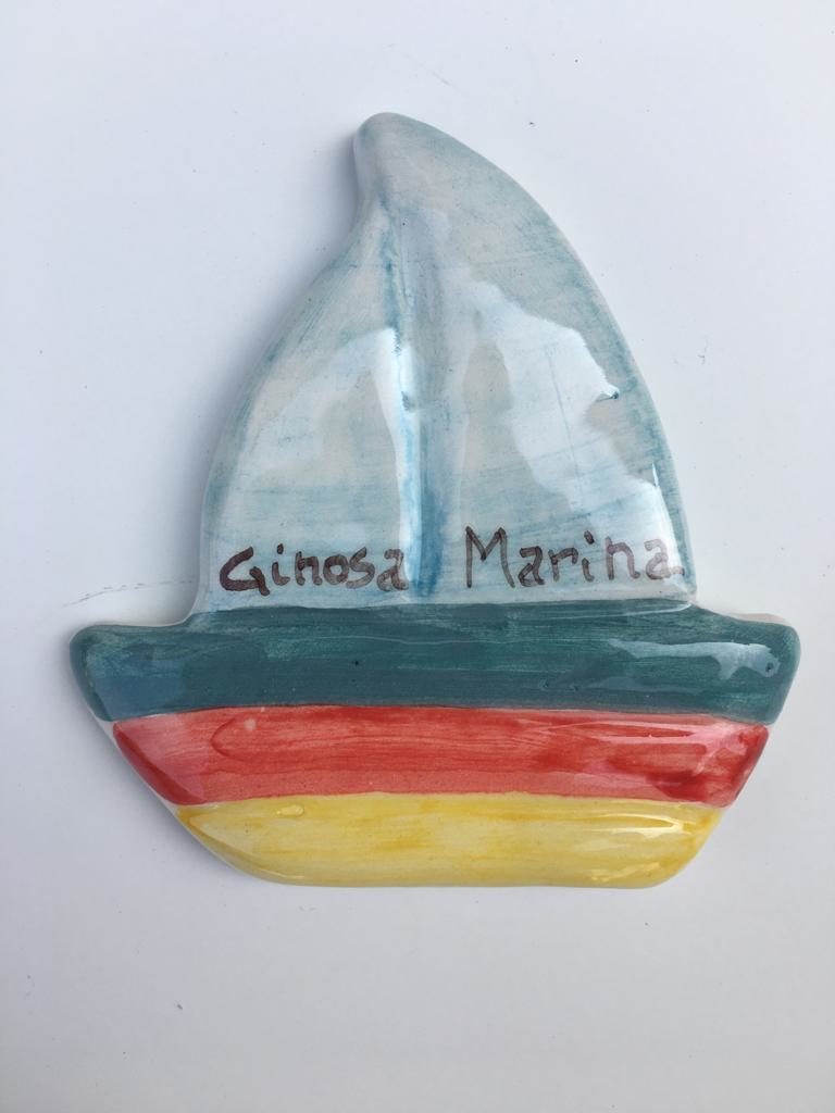 Una bellissima calamita a forma di barchetta che richiama i colori del mare splendido e delle calde spiagge di Marina di Ginosa.