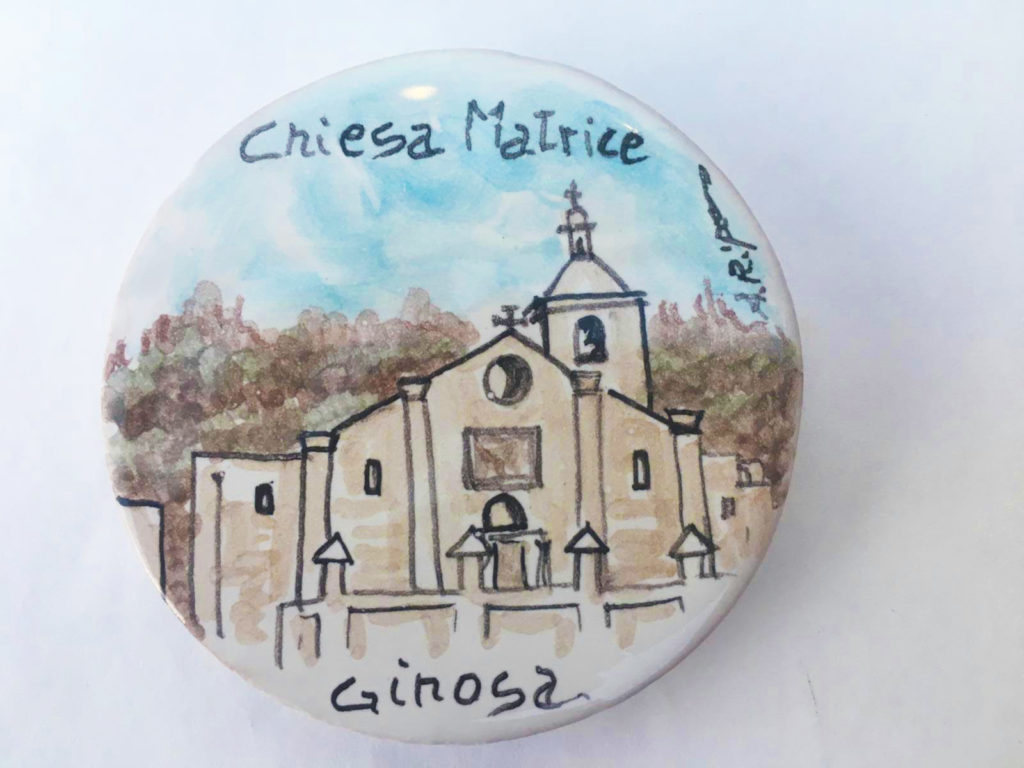 Tra i nostri Souvenirs potrai trovare la bellissima calamita raffigurante uno dei simboli storici di Ginosa 